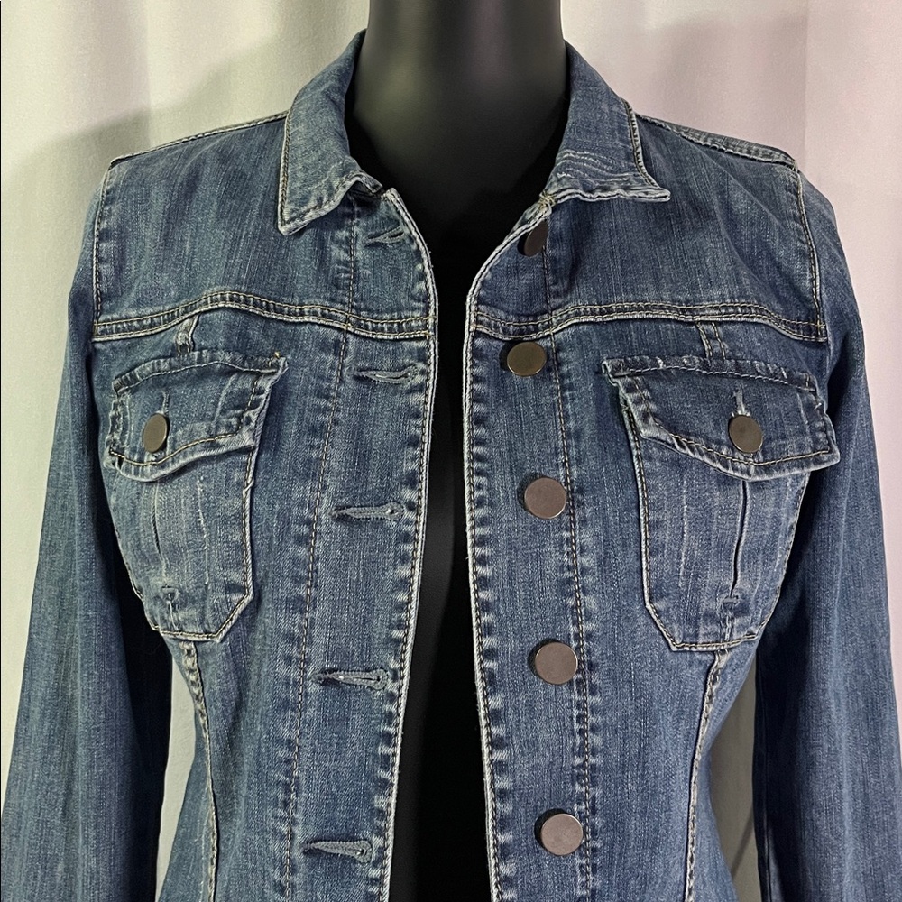 Kut from the Kloth Medium Wash Classic Button Front Cropped Denim Jacket - Picture 4 of 16